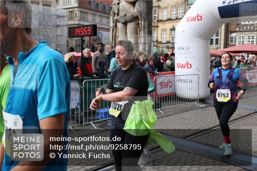 05.10.2025 - 20. swb-Marathon Bremen Yannick Fuchs http://msf.ph/oto/9258795 05.10.2025 11:16:48 Ziel 9301, 9563, 9753, 11020, 11182, 11438 meine-sportfotos.de
