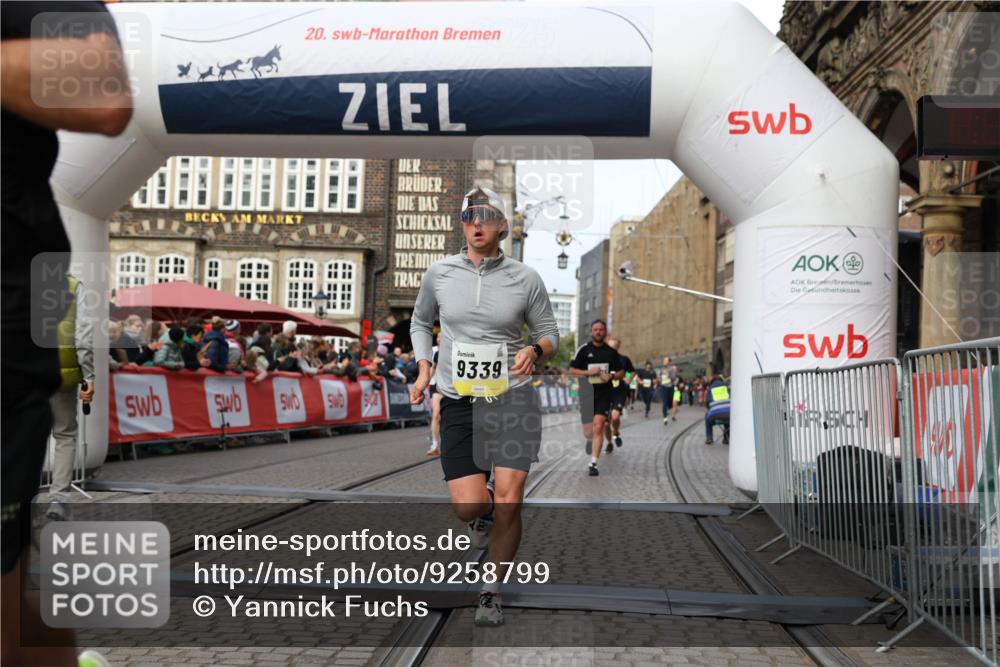 05.10.2025 - 20. swb-Marathon Bremen Yannick Fuchs http://msf.ph/oto/9258799 05.10.2025 10:47:43 Ziel 9339, 9924, 10073, 10850, 10875, 10947, 11330 meine-sportfotos.de