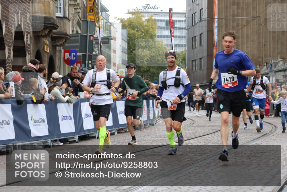 05.10.2025 - 20. swb-Marathon Bremen Strokosch-Dieckow http://msf.ph/oto/9258803 05.10.2025 12:55:53 Ziel 787, 902, 1245, 1418, 2268, 4375, 5595 meine-sportfotos.de