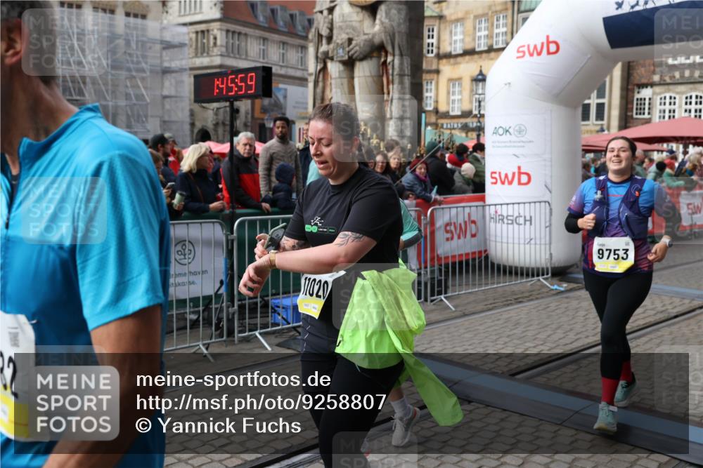 05.10.2025 - 20. swb-Marathon Bremen Yannick Fuchs http://msf.ph/oto/9258807 05.10.2025 11:16:48 Ziel 9301, 9563, 9753, 11020, 11182, 11438 meine-sportfotos.de
