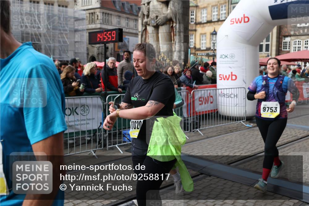 05.10.2025 - 20. swb-Marathon Bremen Yannick Fuchs http://msf.ph/oto/9258817 05.10.2025 11:16:48 Ziel 9301, 9563, 9753, 11020, 11182, 11438 meine-sportfotos.de