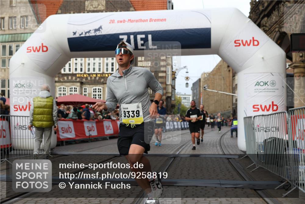 05.10.2025 - 20. swb-Marathon Bremen Yannick Fuchs http://msf.ph/oto/9258819 05.10.2025 10:47:43 Ziel 9339, 9924, 10073, 10850, 10875, 10947, 11330 meine-sportfotos.de
