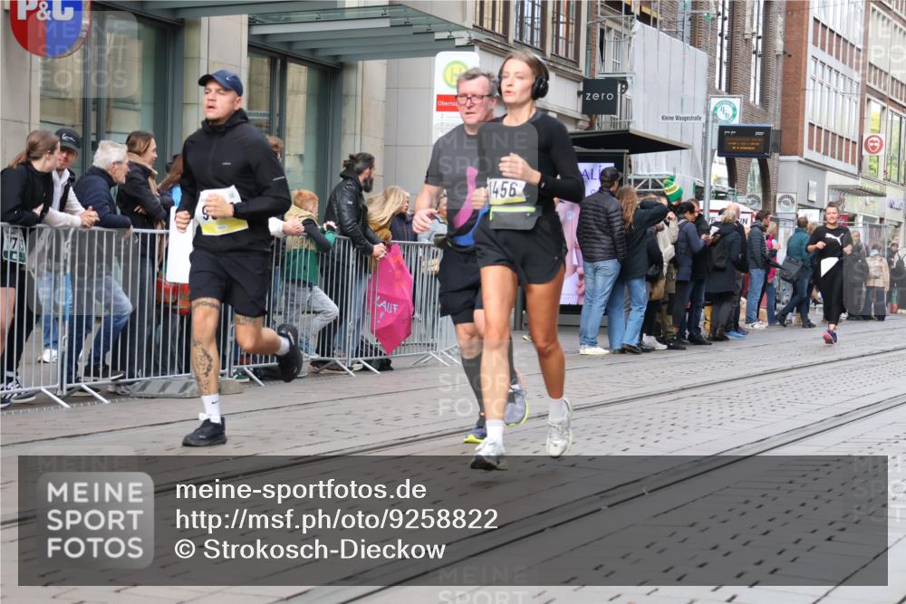 05.10.2025 - 20. swb-Marathon Bremen Strokosch-Dieckow http://msf.ph/oto/9258822 05.10.2025 10:59:19 Ziel 9378, 9473, 9609, 9673, 9737, 9991, 10209, 10391, 10420, 10760, 10809, 11251, 11267, 11456, 11582, 11657, 11720, 11728, 9378, 9473, 9609, 9673, 9737, 9991, 10209, 10391, 10420, 10760, 10809, 11251, 11267, 11456, 11582, 11657, 11720, 11728 meine-sportfotos.de
