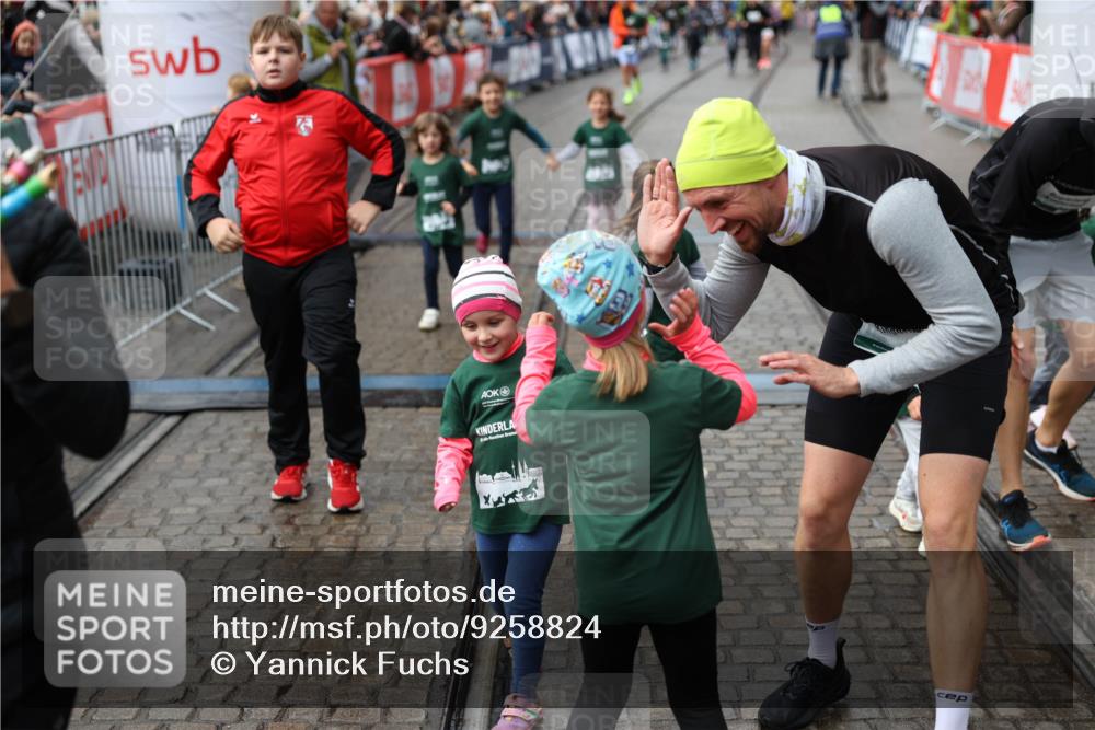 05.10.2025 - 20. swb-Marathon Bremen Yannick Fuchs http://msf.ph/oto/9258824 05.10.2025 15:23:11 Ziel  meine-sportfotos.de