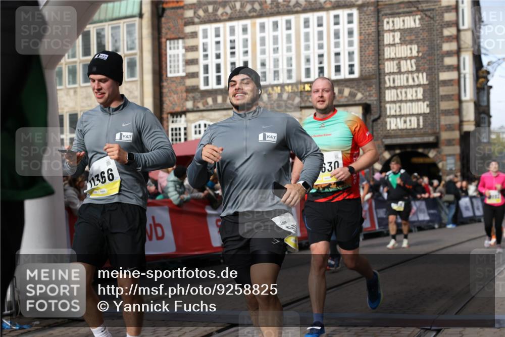 05.10.2025 - 20. swb-Marathon Bremen Yannick Fuchs http://msf.ph/oto/9258825 05.10.2025 10:56:19 Ziel 9258, 9811, 9855, 9968, 10006, 10009, 10664, 10989, 10992, 11095, 11364, 11366, 11620, 11630, 11693, 11741 meine-sportfotos.de