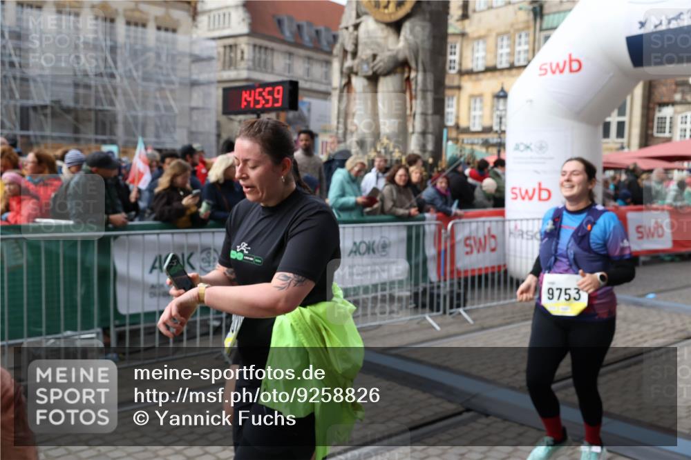 05.10.2025 - 20. swb-Marathon Bremen Yannick Fuchs http://msf.ph/oto/9258826 05.10.2025 11:16:48 Ziel 9301, 9563, 9753, 11020, 11182, 11438 meine-sportfotos.de