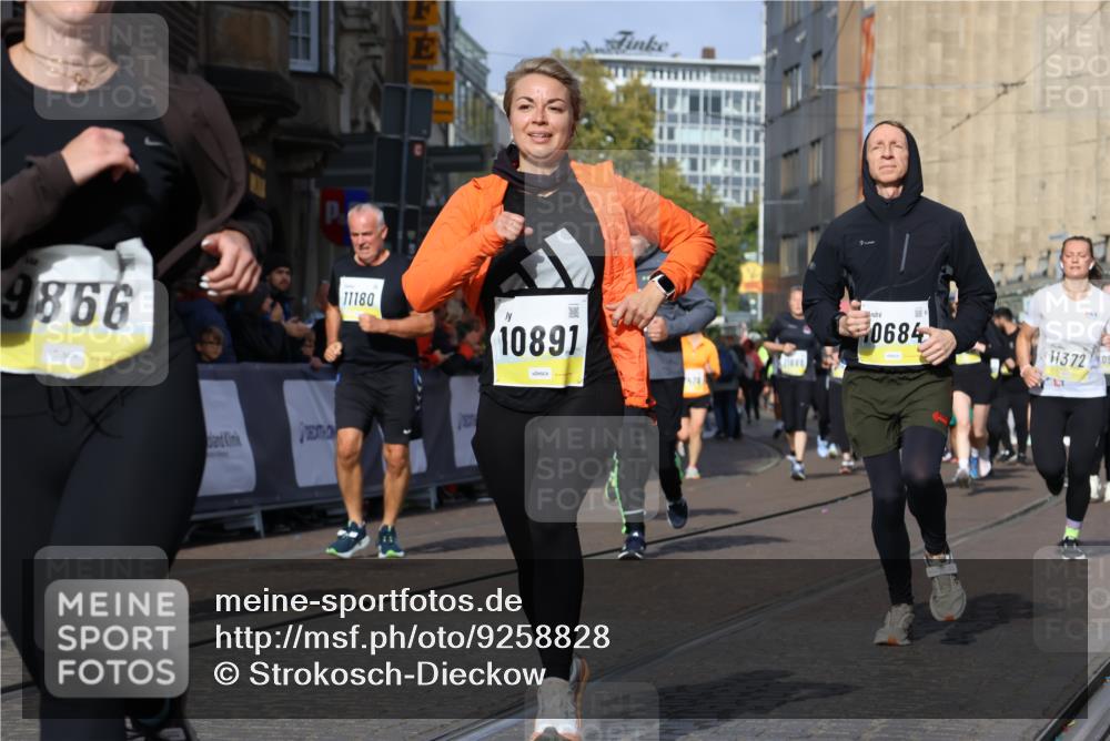 05.10.2025 - 20. swb-Marathon Bremen Strokosch-Dieckow http://msf.ph/oto/9258828 05.10.2025 11:04:55 Ziel 9220, 9409, 9530, 9660, 9813, 9866, 10684, 10771, 10891, 11090, 11180, 11315, 11372, 11478, 11559, 11636 meine-sportfotos.de