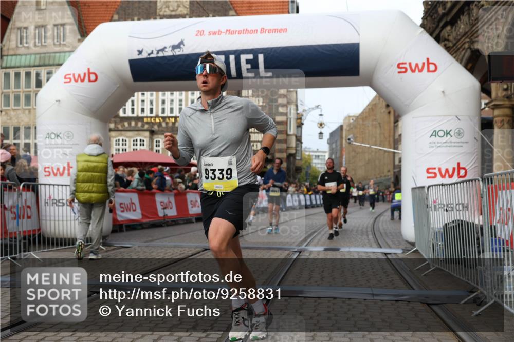 05.10.2025 - 20. swb-Marathon Bremen Yannick Fuchs http://msf.ph/oto/9258831 05.10.2025 10:47:43 Ziel 9339, 9924, 10073, 10850, 10875, 10947, 11330 meine-sportfotos.de