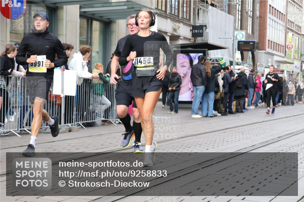 05.10.2025 - 20. swb-Marathon Bremen Strokosch-Dieckow http://msf.ph/oto/9258833 05.10.2025 10:59:19 Ziel 9378, 9473, 9609, 9673, 9737, 9991, 10209, 10391, 10420, 10760, 10809, 11251, 11267, 11456, 11582, 11657, 11720, 11728, 9378, 9473, 9609, 9673, 9737, 9991, 10209, 10391, 10420, 10760, 10809, 11251, 11267, 11456, 11582, 11657, 11720, 11728 meine-sportfotos.de
