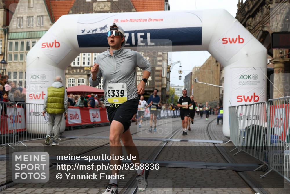 05.10.2025 - 20. swb-Marathon Bremen Yannick Fuchs http://msf.ph/oto/9258836 05.10.2025 10:47:43 Ziel 9339, 9924, 10073, 10850, 10875, 10947, 11330 meine-sportfotos.de