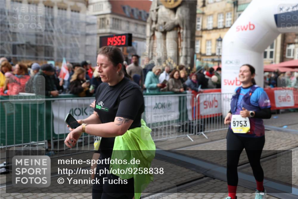 05.10.2025 - 20. swb-Marathon Bremen Yannick Fuchs http://msf.ph/oto/9258838 05.10.2025 11:16:48 Ziel 9301, 9563, 9753, 11020, 11182, 11438 meine-sportfotos.de