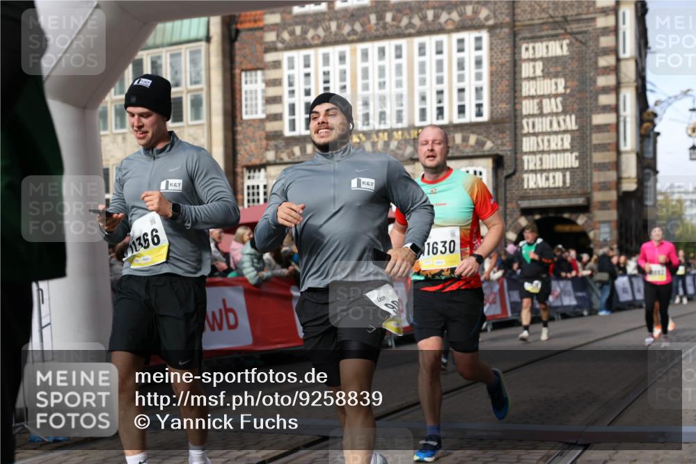 05.10.2025 - 20. swb-Marathon Bremen Yannick Fuchs http://msf.ph/oto/9258839 05.10.2025 10:56:19 Ziel 9258, 9811, 9855, 9968, 10006, 10009, 10664, 10989, 10992, 11095, 11364, 11366, 11620, 11630, 11693, 11741 meine-sportfotos.de