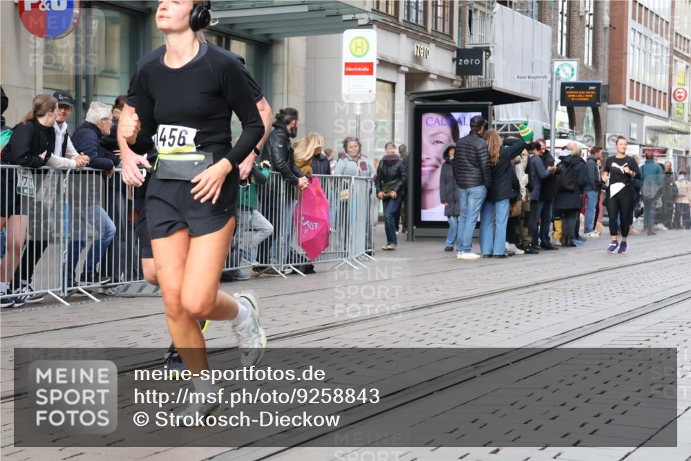 05.10.2025 - 20. swb-Marathon Bremen Strokosch-Dieckow http://msf.ph/oto/9258843 05.10.2025 10:59:20 Ziel 9378, 9473, 9609, 9673, 9737, 9991, 10209, 10391, 10420, 10760, 10809, 11251, 11267, 11456, 11582, 11657, 11720, 11728, 9378, 9473, 9609, 9673, 9737, 9991, 10209, 10391, 10420, 10760, 10809, 11251, 11267, 11456, 11582, 11657, 11720, 11728 meine-sportfotos.de