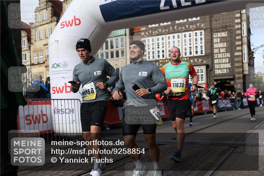 05.10.2025 - 20. swb-Marathon Bremen Yannick Fuchs http://msf.ph/oto/9258854 05.10.2025 10:56:20 Ziel 9258, 9811, 9855, 9968, 10006, 10009, 10664, 10989, 10992, 11095, 11364, 11366, 11620, 11630, 11693, 11741 meine-sportfotos.de