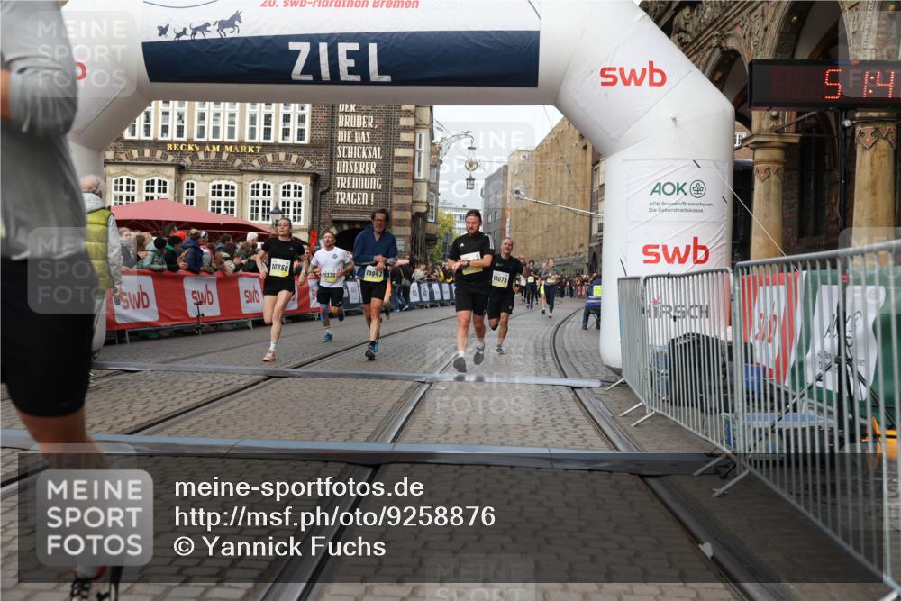 05.10.2025 - 20. swb-Marathon Bremen Yannick Fuchs http://msf.ph/oto/9258876 05.10.2025 10:47:44 Ziel 9339, 9377, 9924, 10073, 10850, 10875, 10947, 11330 meine-sportfotos.de