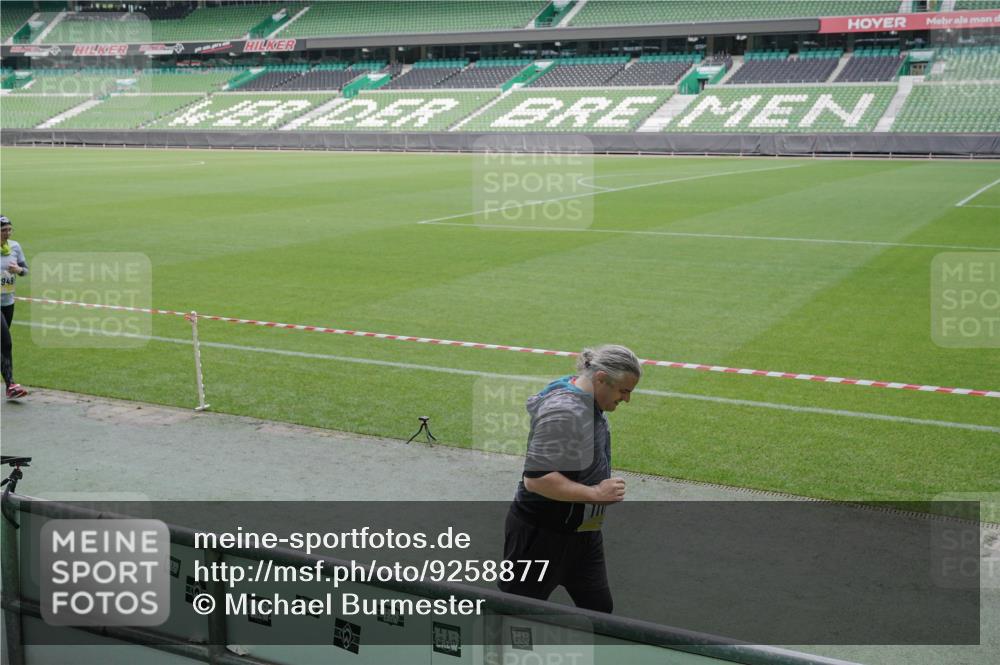 05.10.2025 - 20. swb-Marathon Bremen Michael Burmester http://msf.ph/oto/9258877 05.10.2025 10:46:27 Laufen im Stadion 7014, 7410, 9301, 9420, 9465, 9643, 9695, 9818, 9838, 9869, 9891, 9959, 10023, 10083, 10220, 10312, 10450, 10465, 10496, 10564, 10575, 10721, 10736, 10756, 10759, 10832, 10949, 10976, 10994, 11008, 11036, 11082, 11107, 11182, 11332, 11358, 11438, 11555, 11652, 11653, 9203, 9643, 10186, 10201, 10472, 10602, 10728, 11020, 11029, 11068 meine-sportfotos.de