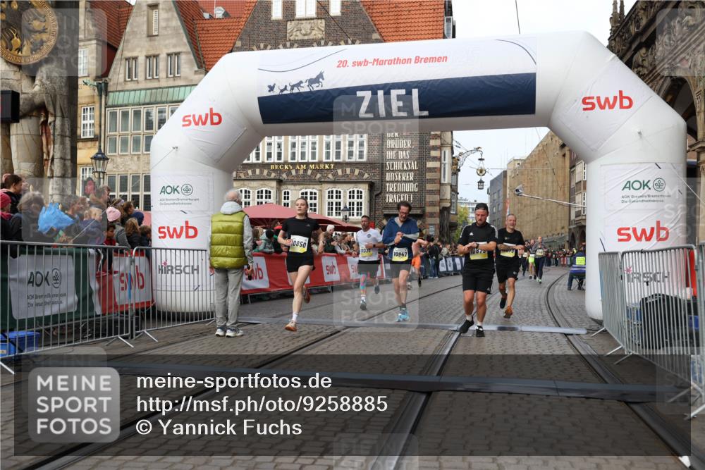 05.10.2025 - 20. swb-Marathon Bremen Yannick Fuchs http://msf.ph/oto/9258885 05.10.2025 10:47:44 Ziel 9339, 9377, 9924, 10073, 10850, 10875, 10947, 11330 meine-sportfotos.de