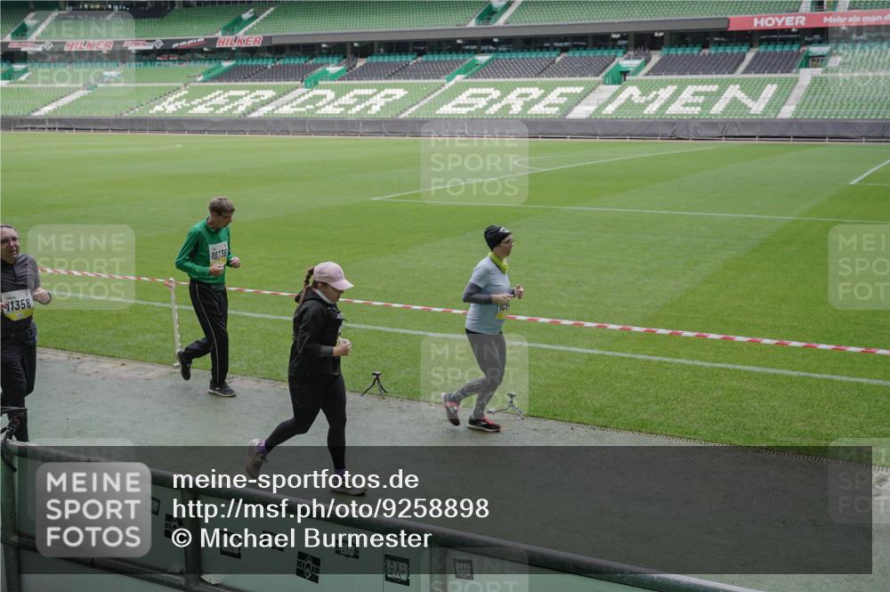 05.10.2025 - 20. swb-Marathon Bremen Michael Burmester http://msf.ph/oto/9258898 05.10.2025 10:46:29 Laufen im Stadion 7014, 7410, 9301, 9420, 9465, 9695, 9818, 9869, 9891, 9959, 10023, 10083, 10220, 10312, 10450, 10465, 10564, 10575, 10721, 10736, 10756, 10759, 10832, 10949, 10994, 11008, 11036, 11082, 11107, 11182, 11332, 11358, 11438, 11555, 11652, 11653, 9203, 9643, 9838, 10186, 10201, 10472, 10496, 10602, 10728, 10976, 11020, 11029, 11036, 11068, 11332 meine-sportfotos.de