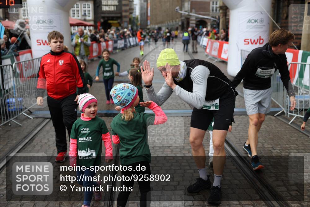 05.10.2025 - 20. swb-Marathon Bremen Yannick Fuchs http://msf.ph/oto/9258902 05.10.2025 15:23:12 Ziel  meine-sportfotos.de