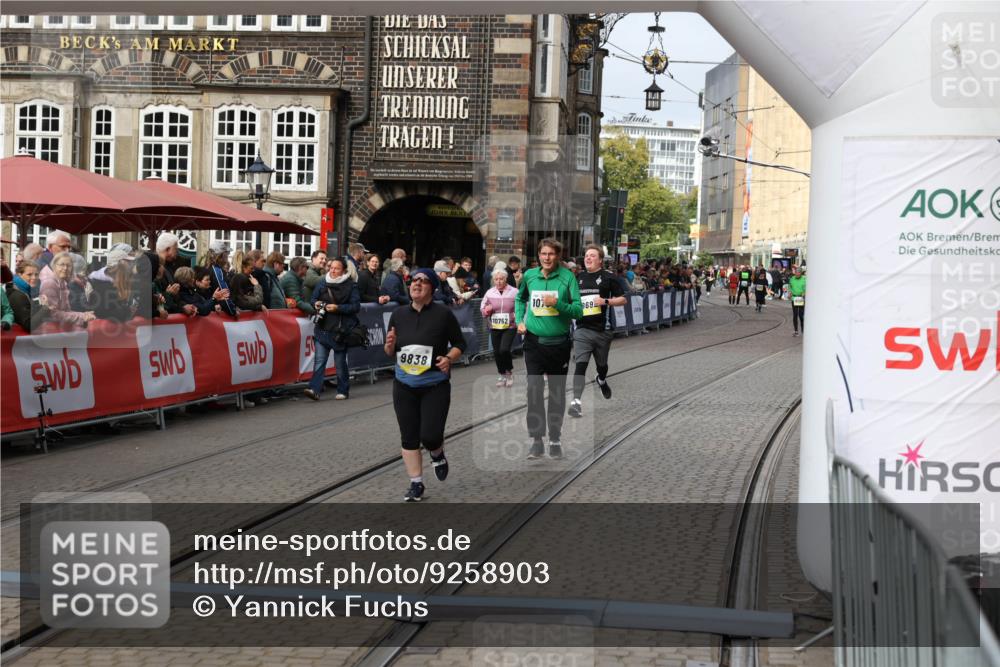 05.10.2025 - 20. swb-Marathon Bremen Yannick Fuchs http://msf.ph/oto/9258903 05.10.2025 11:17:00 Ziel 9698, 9838, 10736 meine-sportfotos.de