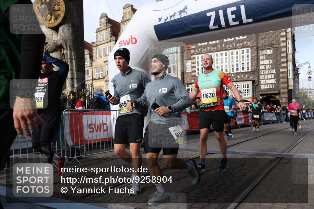 05.10.2025 - 20. swb-Marathon Bremen Yannick Fuchs http://msf.ph/oto/9258904 05.10.2025 10:56:20 Ziel 9258, 9811, 9855, 9968, 10006, 10009, 10664, 10989, 10992, 11095, 11364, 11366, 11620, 11630, 11693, 11741 meine-sportfotos.de