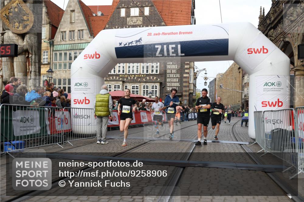 05.10.2025 - 20. swb-Marathon Bremen Yannick Fuchs http://msf.ph/oto/9258906 05.10.2025 10:47:44 Ziel 9339, 9377, 9924, 10073, 10850, 10875, 10947, 11330 meine-sportfotos.de