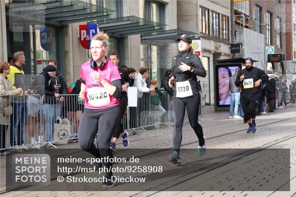 05.10.2025 - 20. swb-Marathon Bremen Strokosch-Dieckow http://msf.ph/oto/9258908 05.10.2025 10:59:26 Ziel 9378, 9473, 9609, 9612, 9673, 9991, 10209, 10420, 10760, 11267, 11444, 11456, 11582, 11644, 11720, 9378, 9473, 9609, 9612, 9673, 9991, 10209, 10420, 10760, 11267, 11444, 11456, 11582, 11644, 11720 meine-sportfotos.de