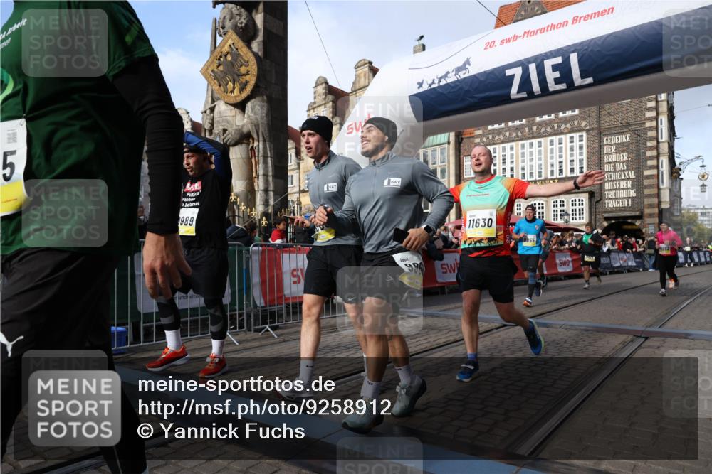 05.10.2025 - 20. swb-Marathon Bremen Yannick Fuchs http://msf.ph/oto/9258912 05.10.2025 10:56:20 Ziel 9258, 9811, 9855, 9968, 10006, 10009, 10664, 10989, 10992, 11095, 11364, 11366, 11620, 11630, 11693, 11741 meine-sportfotos.de