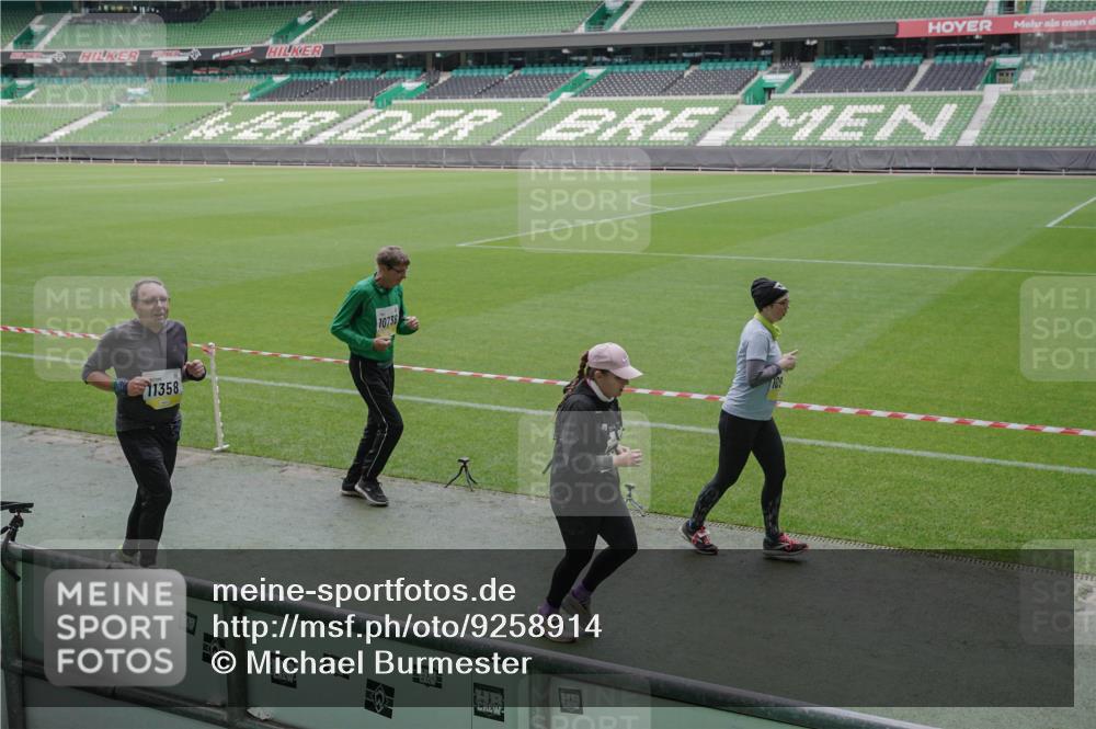 05.10.2025 - 20. swb-Marathon Bremen Michael Burmester http://msf.ph/oto/9258914 05.10.2025 10:46:30 Laufen im Stadion 7014, 7410, 9301, 9420, 9465, 9695, 9818, 9869, 9891, 9959, 10023, 10083, 10220, 10312, 10450, 10465, 10564, 10575, 10721, 10736, 10756, 10759, 10832, 10949, 10994, 11008, 11082, 11107, 11182, 11358, 11438, 11555, 11652, 11653, 9203, 9643, 9838, 10186, 10201, 10472, 10496, 10602, 10976, 11020, 11029, 11036, 11068, 11332 meine-sportfotos.de