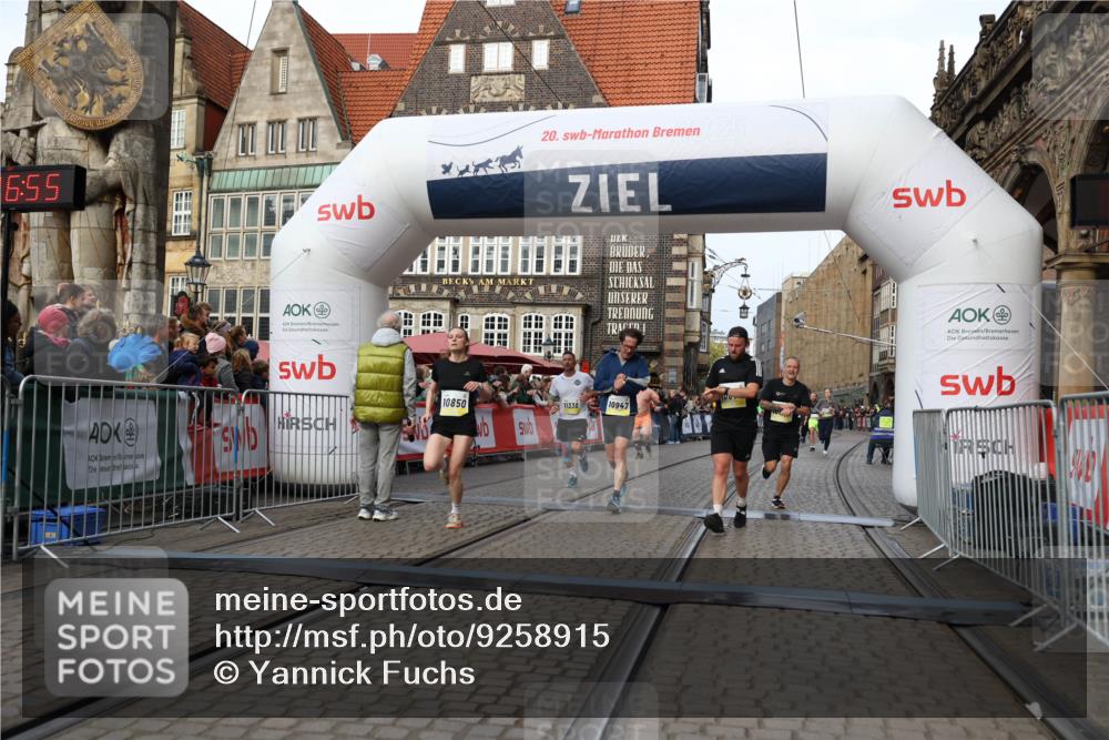 05.10.2025 - 20. swb-Marathon Bremen Yannick Fuchs http://msf.ph/oto/9258915 05.10.2025 10:47:44 Ziel 9339, 9377, 9924, 10073, 10850, 10875, 10947, 11330 meine-sportfotos.de