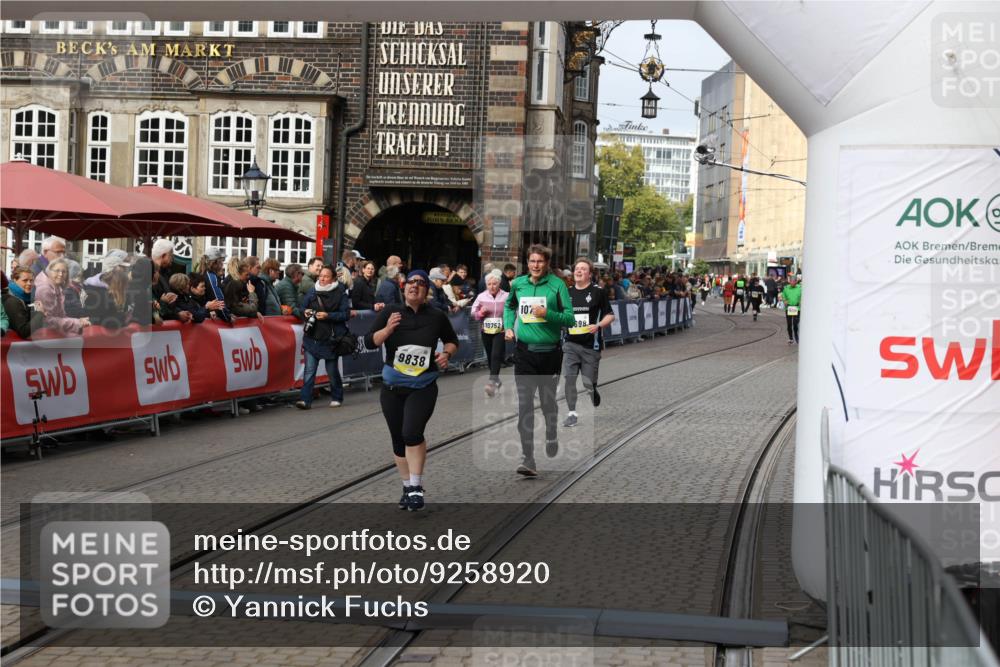 05.10.2025 - 20. swb-Marathon Bremen Yannick Fuchs http://msf.ph/oto/9258920 05.10.2025 11:17:00 Ziel 9698, 9838, 10736 meine-sportfotos.de