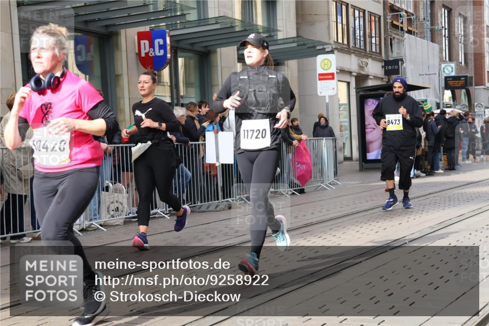 05.10.2025 - 20. swb-Marathon Bremen Strokosch-Dieckow http://msf.ph/oto/9258922 05.10.2025 10:59:26 Ziel 9378, 9473, 9609, 9612, 9673, 9991, 10209, 10420, 10760, 11267, 11444, 11456, 11582, 11644, 11720, 9378, 9473, 9609, 9612, 9673, 9991, 10209, 10420, 10760, 11267, 11444, 11456, 11582, 11644, 11720 meine-sportfotos.de