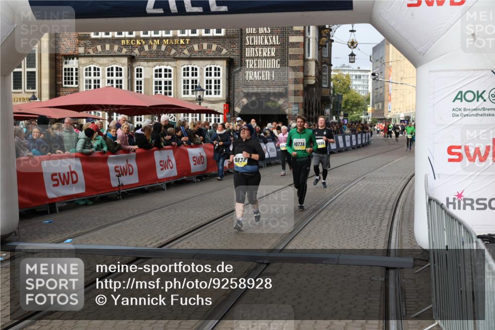 05.10.2025 - 20. swb-Marathon Bremen Yannick Fuchs http://msf.ph/oto/9258928 05.10.2025 11:17:01 Ziel 9698, 9838, 10736 meine-sportfotos.de