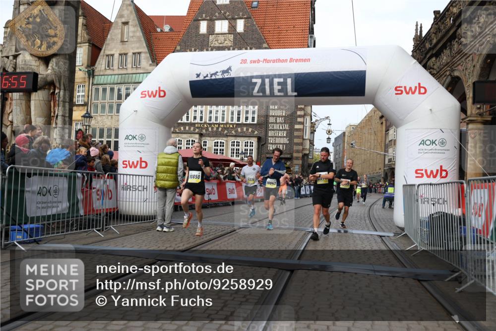 05.10.2025 - 20. swb-Marathon Bremen Yannick Fuchs http://msf.ph/oto/9258929 05.10.2025 10:47:44 Ziel 9339, 9377, 9924, 10073, 10850, 10875, 10947, 11330 meine-sportfotos.de