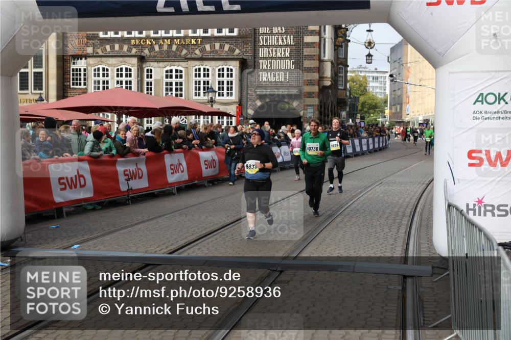 05.10.2025 - 20. swb-Marathon Bremen Yannick Fuchs http://msf.ph/oto/9258936 05.10.2025 11:17:01 Ziel 9698, 9838, 10736 meine-sportfotos.de