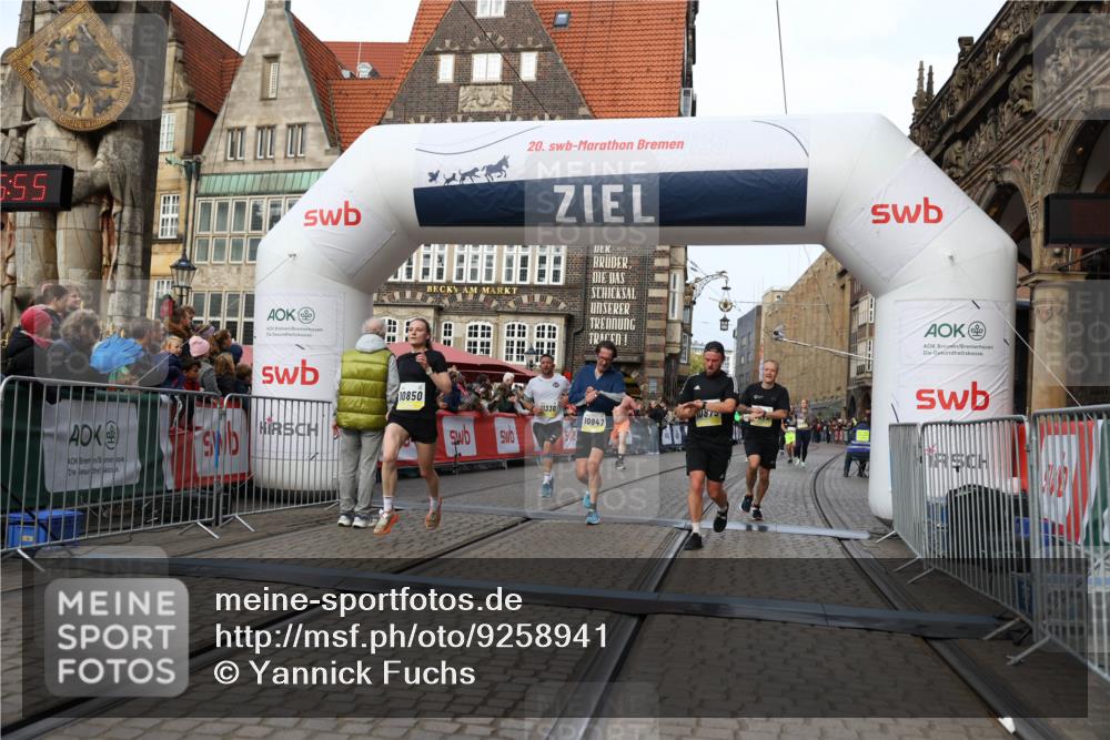 05.10.2025 - 20. swb-Marathon Bremen Yannick Fuchs http://msf.ph/oto/9258941 05.10.2025 10:47:44 Ziel 9339, 9377, 9924, 10073, 10850, 10875, 10947, 11330 meine-sportfotos.de