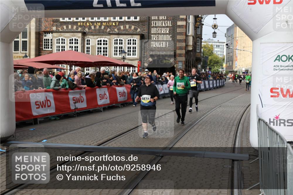 05.10.2025 - 20. swb-Marathon Bremen Yannick Fuchs http://msf.ph/oto/9258946 05.10.2025 11:17:01 Ziel 9698, 9838, 10736 meine-sportfotos.de