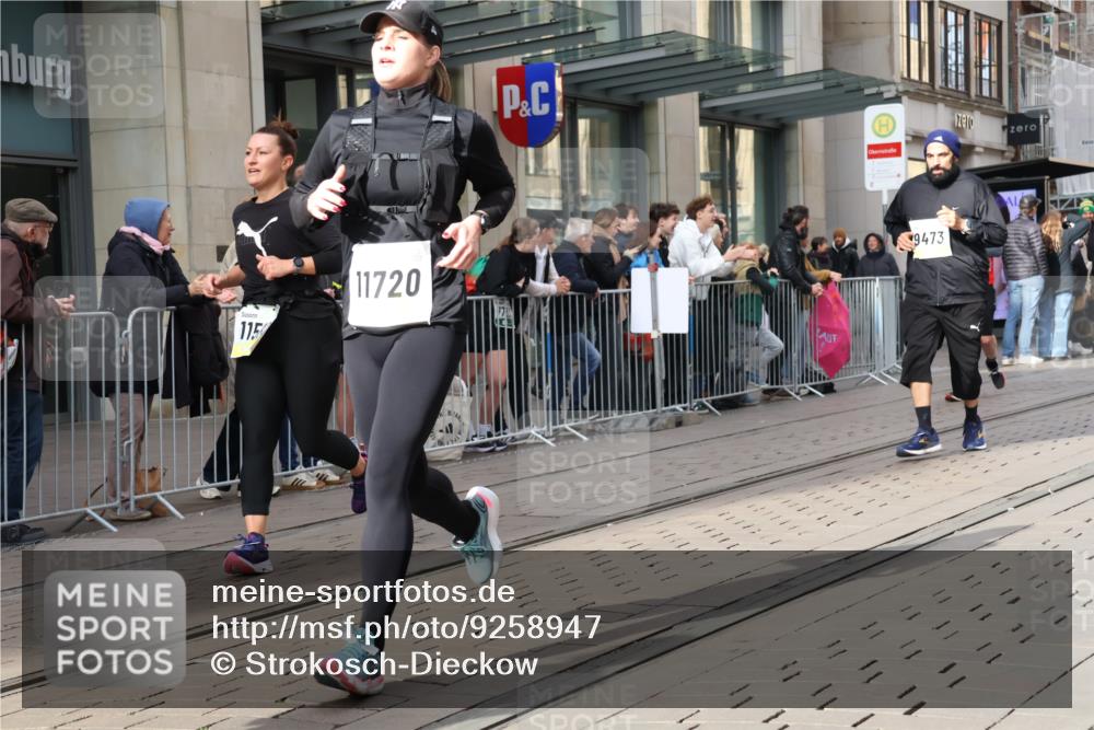 05.10.2025 - 20. swb-Marathon Bremen Strokosch-Dieckow http://msf.ph/oto/9258947 05.10.2025 10:59:27 Ziel 9378, 9473, 9609, 9612, 9673, 9991, 10209, 10420, 10760, 11267, 11444, 11456, 11582, 11639, 11644, 11720, 9378, 9473, 9609, 9612, 9673, 9991, 10209, 10420, 10760, 11267, 11444, 11456, 11582, 11639, 11644, 11720 meine-sportfotos.de