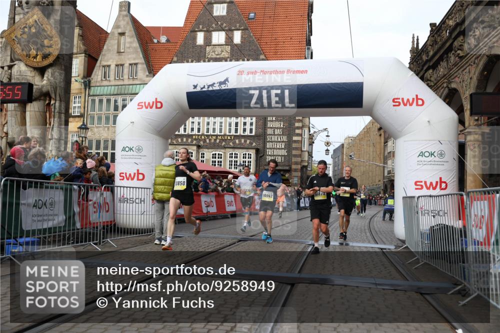 05.10.2025 - 20. swb-Marathon Bremen Yannick Fuchs http://msf.ph/oto/9258949 05.10.2025 10:47:44 Ziel 9339, 9377, 9924, 10073, 10850, 10875, 10947, 11330 meine-sportfotos.de