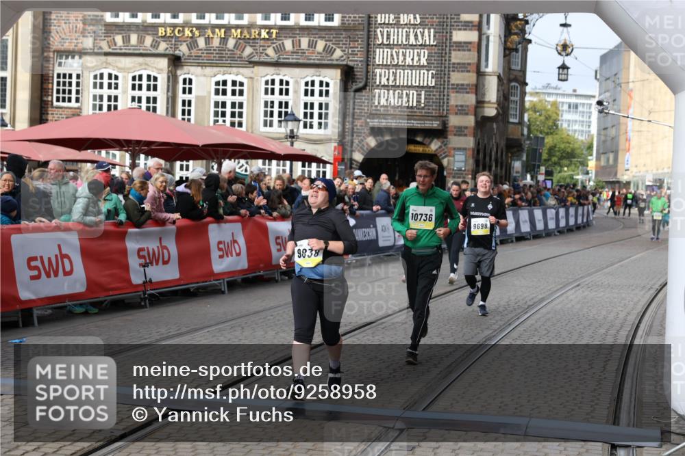 05.10.2025 - 20. swb-Marathon Bremen Yannick Fuchs http://msf.ph/oto/9258958 05.10.2025 11:17:01 Ziel 9698, 9838, 10736 meine-sportfotos.de