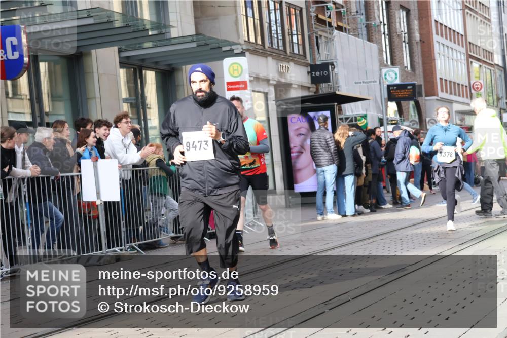 05.10.2025 - 20. swb-Marathon Bremen Strokosch-Dieckow http://msf.ph/oto/9258959 05.10.2025 10:59:27 Ziel 9378, 9473, 9609, 9612, 9673, 9991, 10209, 10420, 10760, 11267, 11444, 11456, 11582, 11639, 11644, 11720, 9378, 9473, 9609, 9612, 9673, 9991, 10209, 10420, 10760, 11267, 11444, 11456, 11582, 11639, 11644, 11720 meine-sportfotos.de