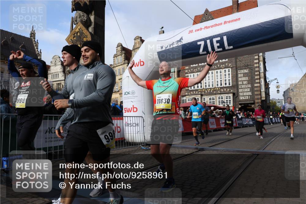 05.10.2025 - 20. swb-Marathon Bremen Yannick Fuchs http://msf.ph/oto/9258961 05.10.2025 10:56:20 Ziel 9258, 9811, 9855, 9968, 10006, 10009, 10664, 10989, 10992, 11095, 11364, 11366, 11620, 11630, 11693, 11741 meine-sportfotos.de