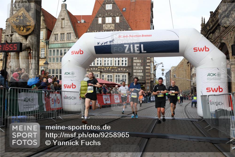 05.10.2025 - 20. swb-Marathon Bremen Yannick Fuchs http://msf.ph/oto/9258965 05.10.2025 10:47:44 Ziel 9339, 9377, 9924, 10073, 10850, 10875, 10947, 11330 meine-sportfotos.de
