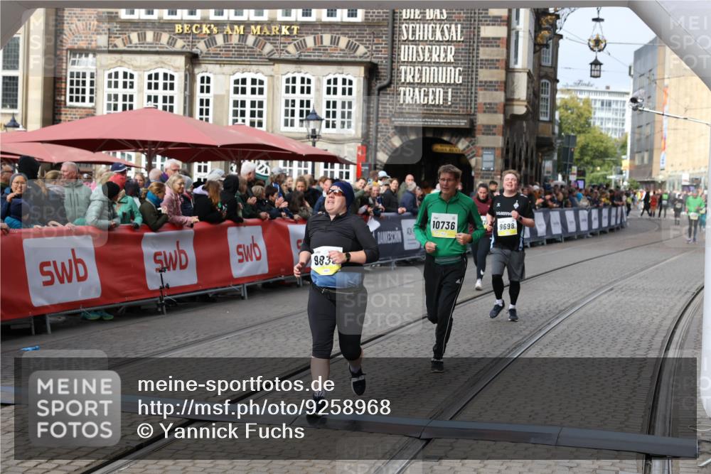05.10.2025 - 20. swb-Marathon Bremen Yannick Fuchs http://msf.ph/oto/9258968 05.10.2025 11:17:01 Ziel 9698, 9838, 10736 meine-sportfotos.de