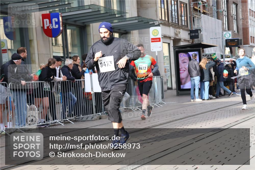 05.10.2025 - 20. swb-Marathon Bremen Strokosch-Dieckow http://msf.ph/oto/9258973 05.10.2025 10:59:28 Ziel 9378, 9381, 9473, 9612, 9673, 9991, 10209, 10290, 10291, 10420, 10760, 11267, 11444, 11456, 11582, 11639, 11644, 11720, 9378, 9381, 9473, 9612, 9673, 9991, 10209, 10290, 10291, 10420, 10760, 11267, 11444, 11456, 11582, 11639, 11644, 11720 meine-sportfotos.de