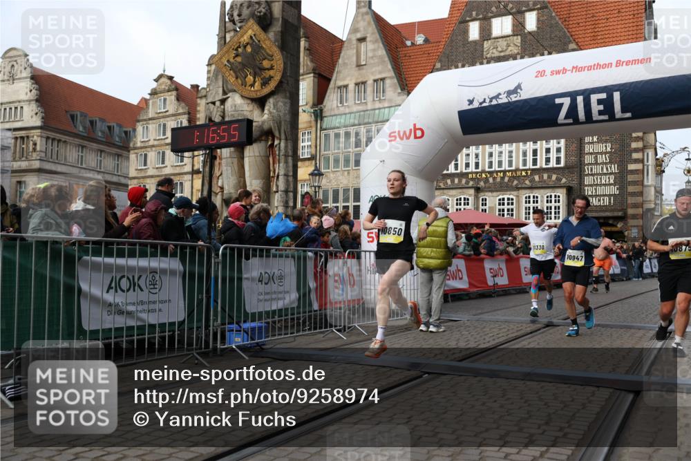 05.10.2025 - 20. swb-Marathon Bremen Yannick Fuchs http://msf.ph/oto/9258974 05.10.2025 10:47:45 Ziel 9339, 9377, 9924, 10073, 10676, 10850, 10875, 10947, 11330, 11409, 11708 meine-sportfotos.de