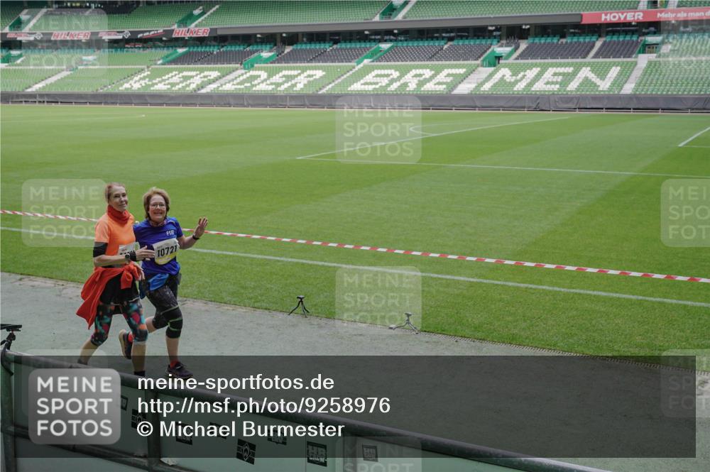 05.10.2025 - 20. swb-Marathon Bremen Michael Burmester http://msf.ph/oto/9258976 05.10.2025 10:46:35 Laufen im Stadion 7014, 7410, 9301, 9465, 9695, 9818, 9869, 9891, 9959, 10023, 10083, 10220, 10312, 10450, 10465, 10564, 10575, 10635, 10721, 10736, 10756, 10759, 10832, 10949, 10994, 11008, 11082, 11107, 11182, 11358, 11555, 11652, 11653, 9203, 9420, 9643, 9838, 10186, 10201, 10472, 10496, 10602, 10759, 10976, 11020, 11029, 11036, 11068, 11332, 11438 meine-sportfotos.de