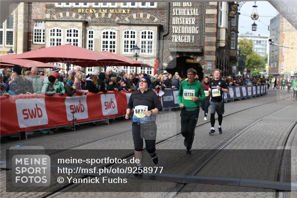 05.10.2025 - 20. swb-Marathon Bremen Yannick Fuchs http://msf.ph/oto/9258977 05.10.2025 11:17:01 Ziel 9698, 9838, 10736 meine-sportfotos.de