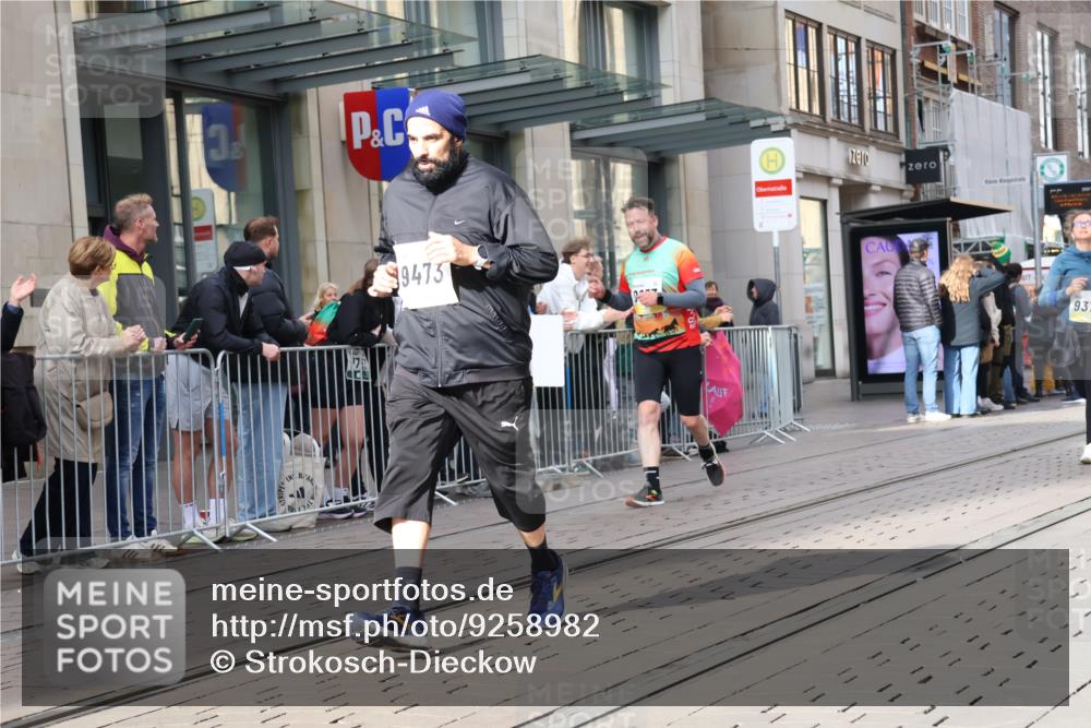 05.10.2025 - 20. swb-Marathon Bremen Strokosch-Dieckow http://msf.ph/oto/9258982 05.10.2025 10:59:28 Ziel 9378, 9381, 9473, 9612, 9673, 9991, 10209, 10290, 10291, 10420, 10760, 11267, 11444, 11456, 11582, 11639, 11644, 11720, 9378, 9381, 9473, 9612, 9673, 9991, 10209, 10290, 10291, 10420, 10760, 11267, 11444, 11456, 11582, 11639, 11644, 11720 meine-sportfotos.de