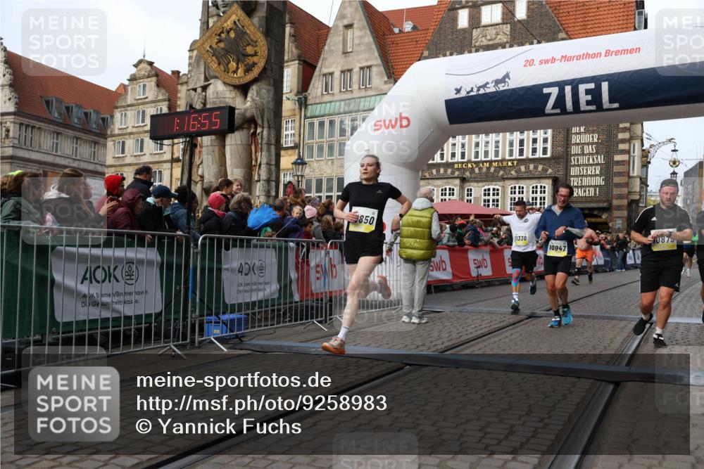 05.10.2025 - 20. swb-Marathon Bremen Yannick Fuchs http://msf.ph/oto/9258983 05.10.2025 10:47:45 Ziel 9339, 9377, 9924, 10073, 10676, 10850, 10875, 10947, 11330, 11409, 11708 meine-sportfotos.de